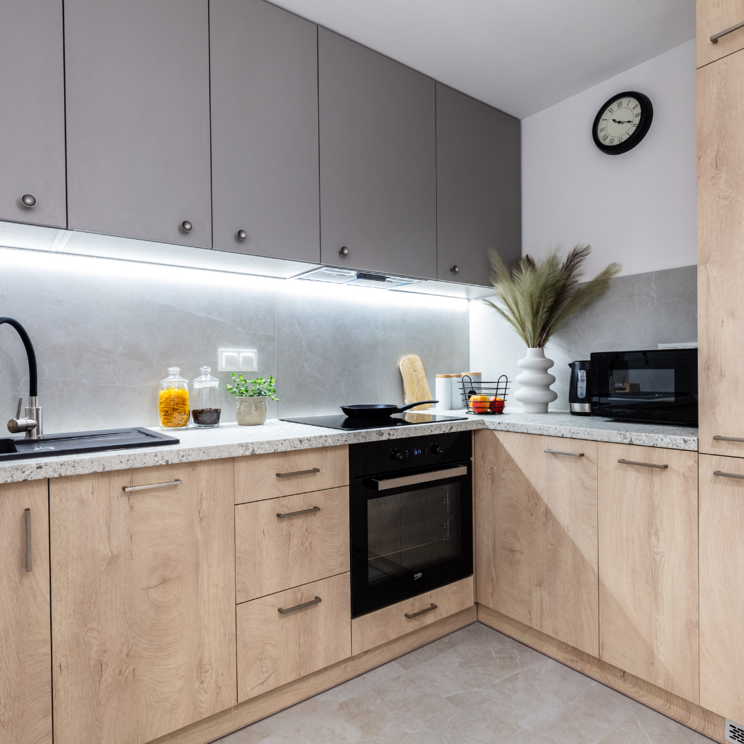 Zabudowa kuchenna z płyty laminowanej z obrzeżami meblowymi