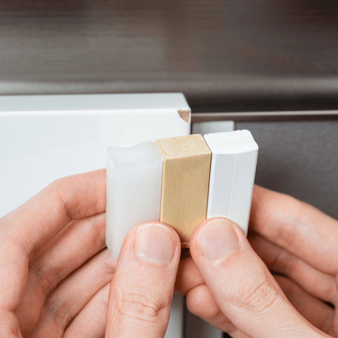 Porównanie twardego i miękkiego wosku do mebli na białym froncie