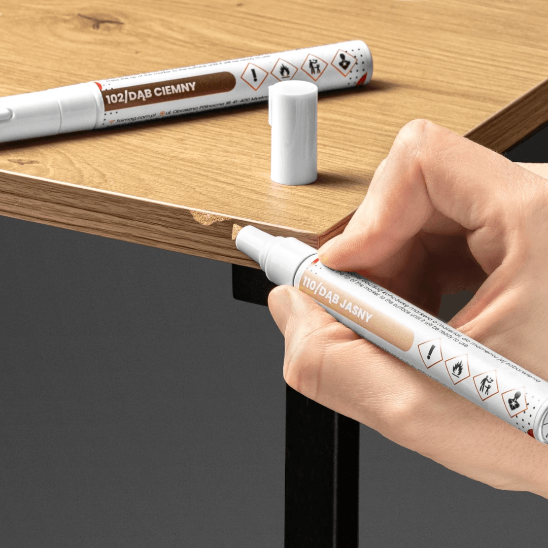 Marker retuszerski do mebli podczas naprawy rysy na krawędzi blatu